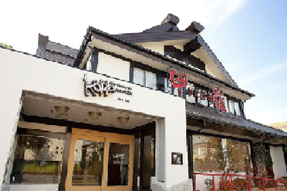 郊外型複合レストランの外観